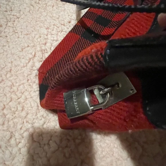 BURBERRY TOTE. FUN FLANNEL DESIGN INCLUDED FOR THE LOCK. Multiple pockets - Picture 5 of 10